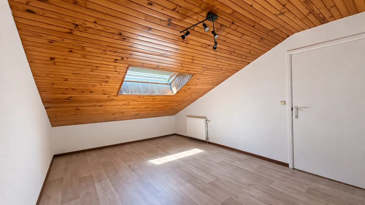 La chambre mansardée actuelle de l’appartement du Jardin, avec sa porte et son Velux