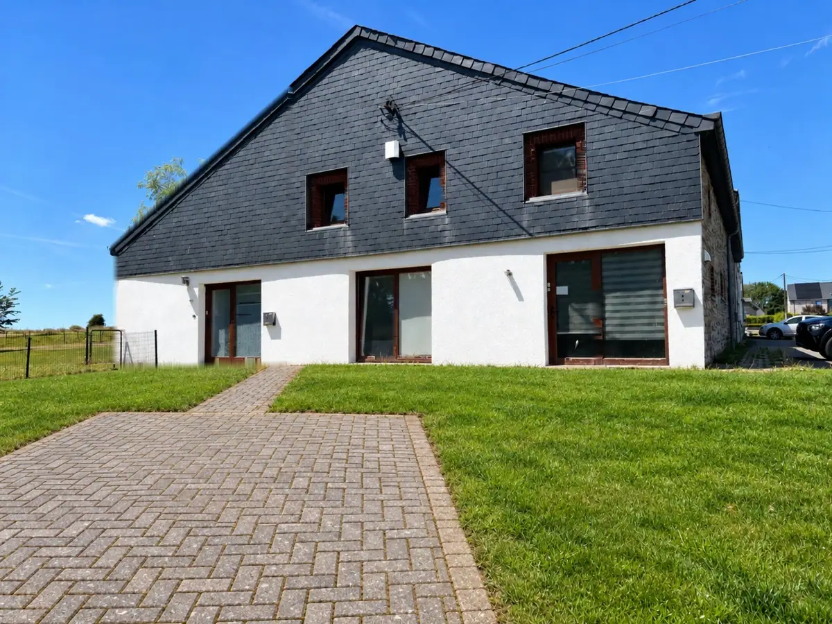 L’immeuble de l’appartement du Jardin, son allée pavée et sa pelouse