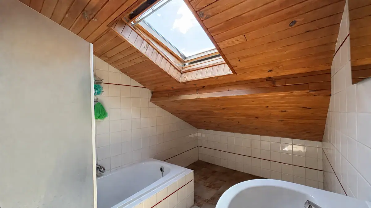 La salle de bain actuelle sous toiture de l’appartement du Jardin