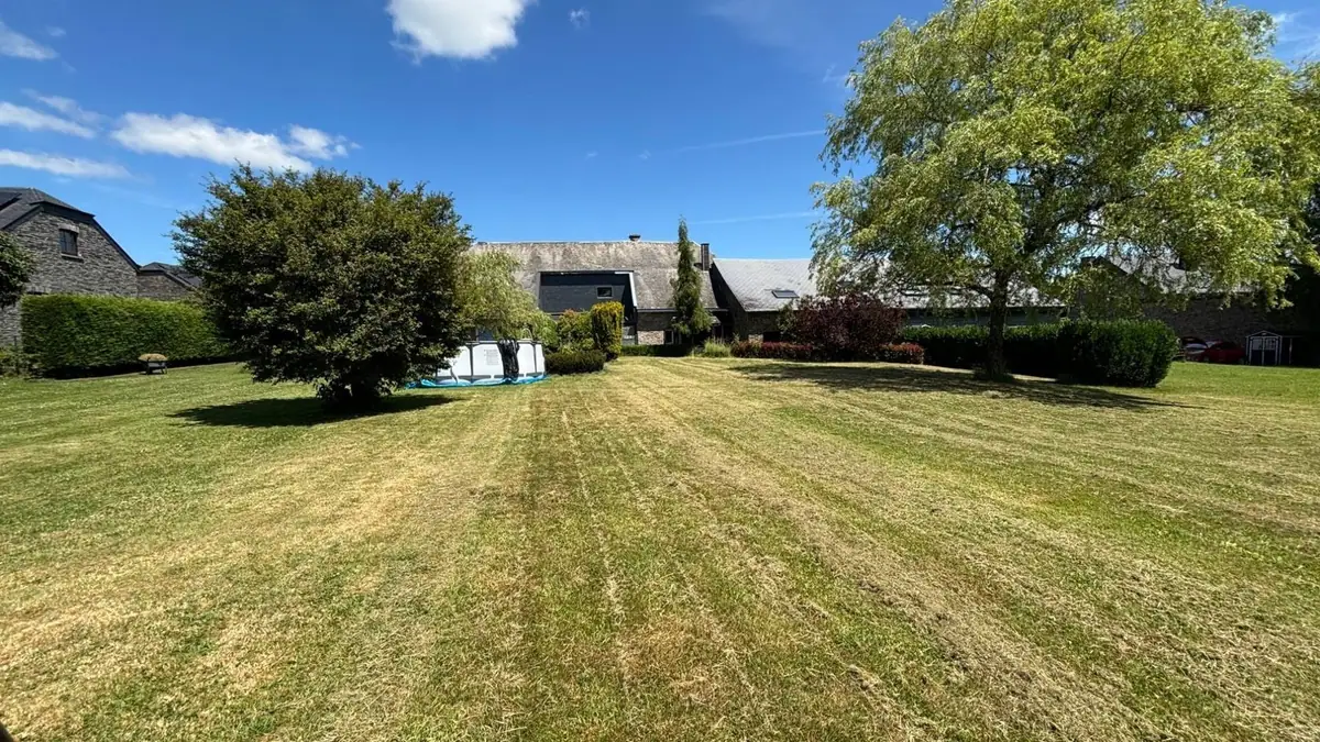 Le terrain de 1 011 m², depuis le fond du jardin vers la maison