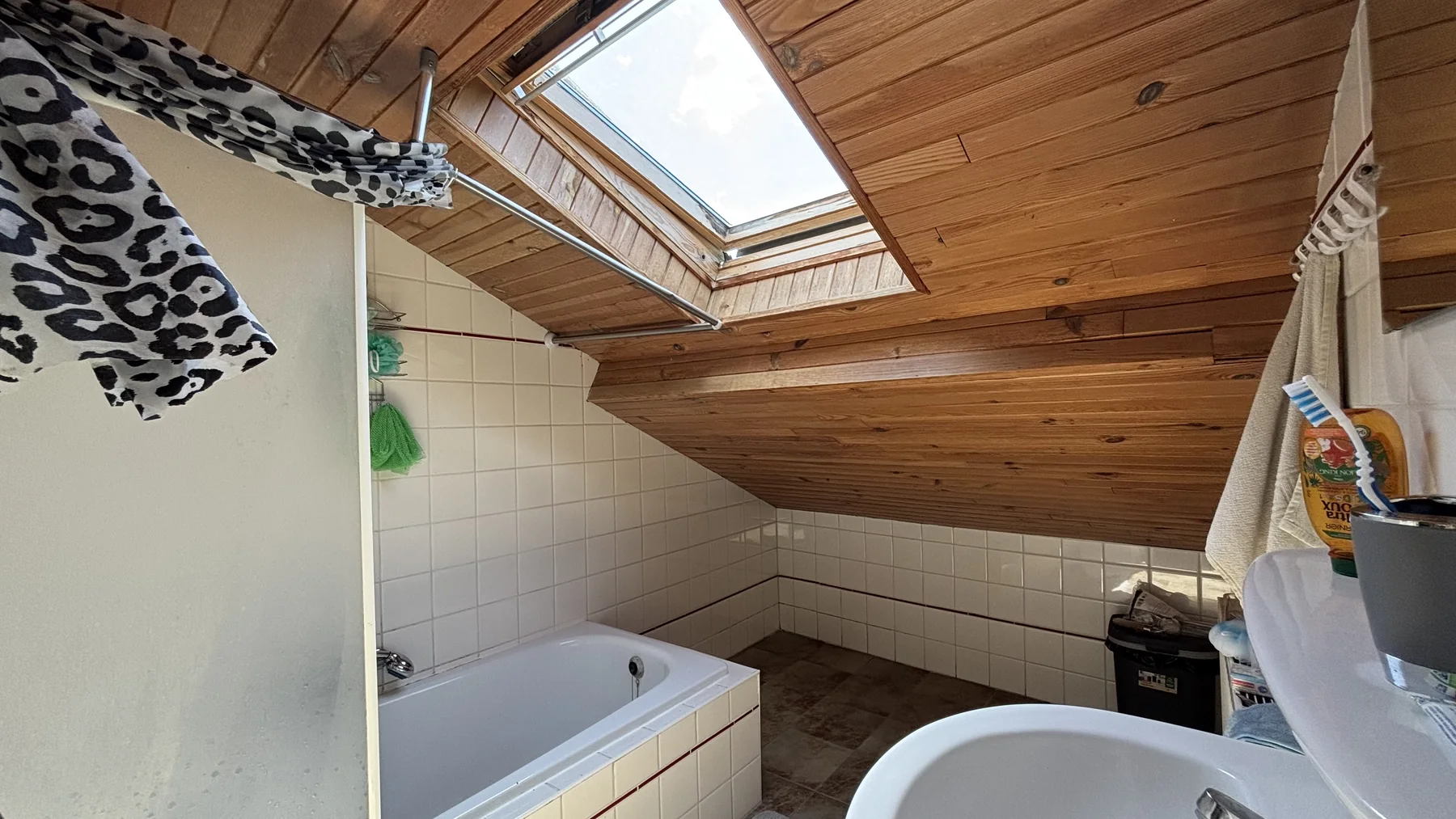 La salle de bain sous toiture