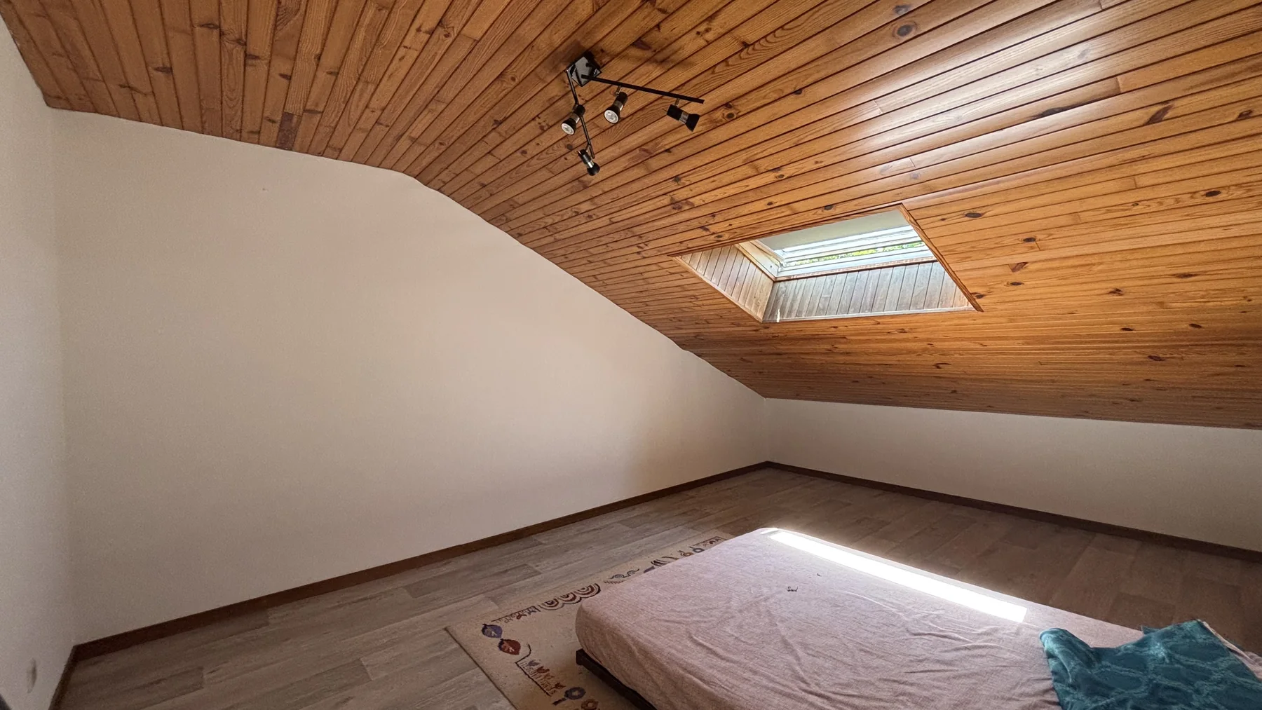 Une chambre mansardée