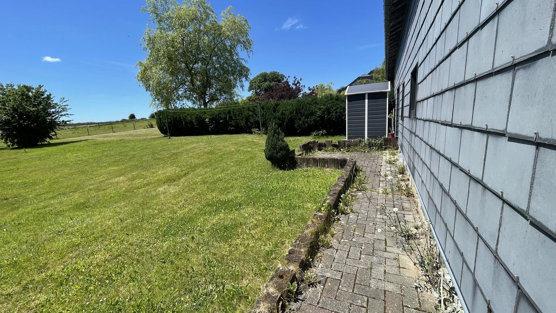 Le jardin et la vue vers les prés