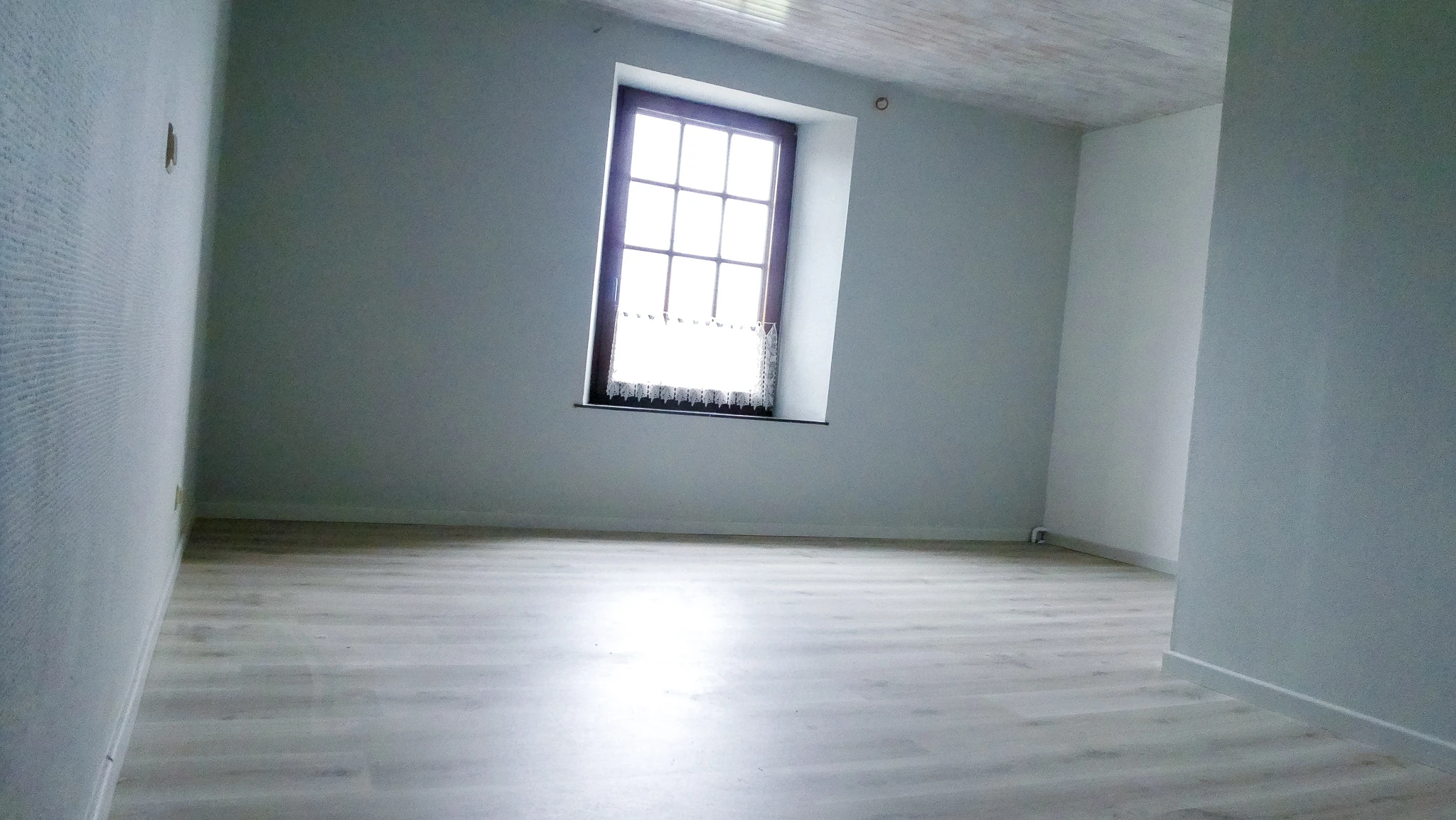 La chambre vide et son plancher clair