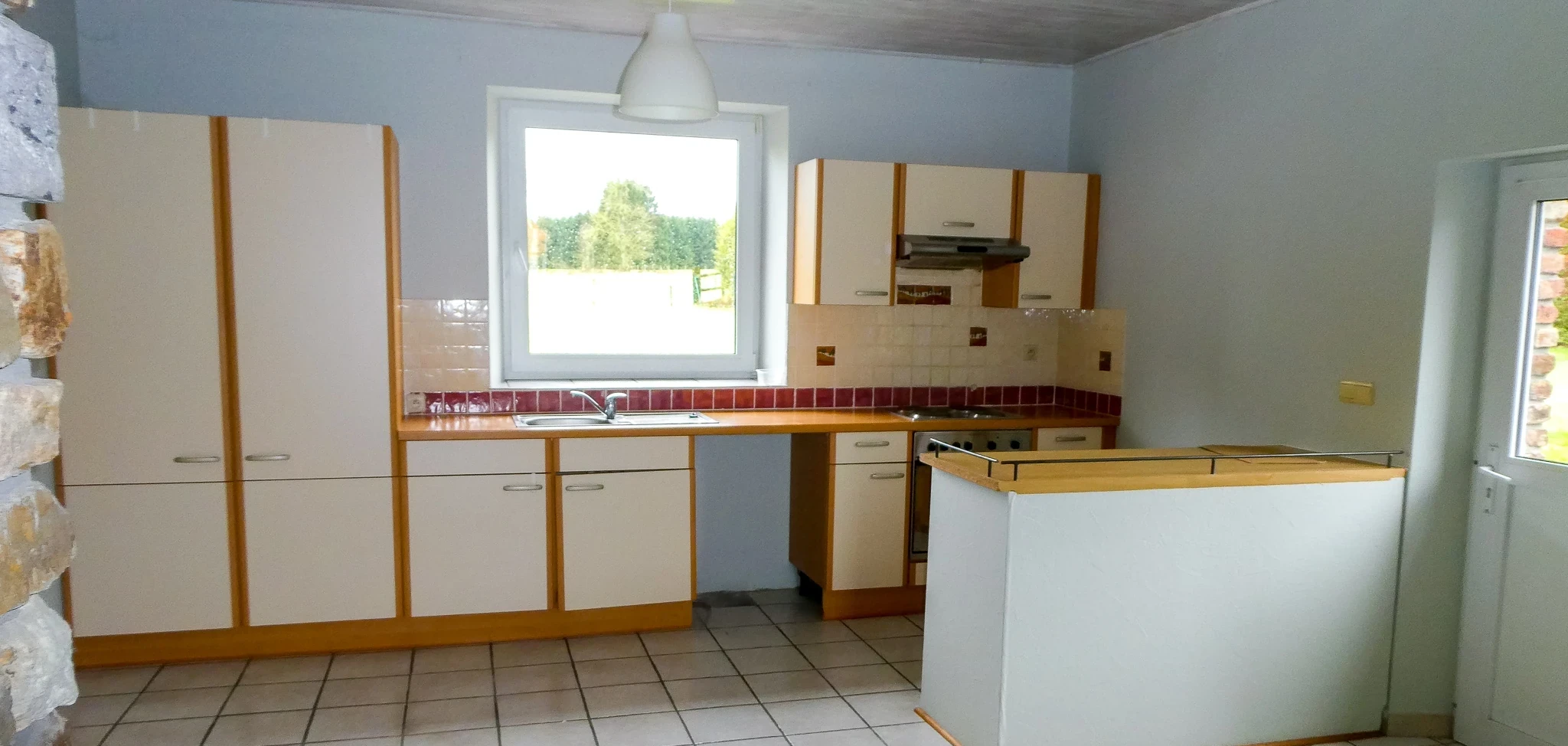 La cuisine vide tournée vers le jardin