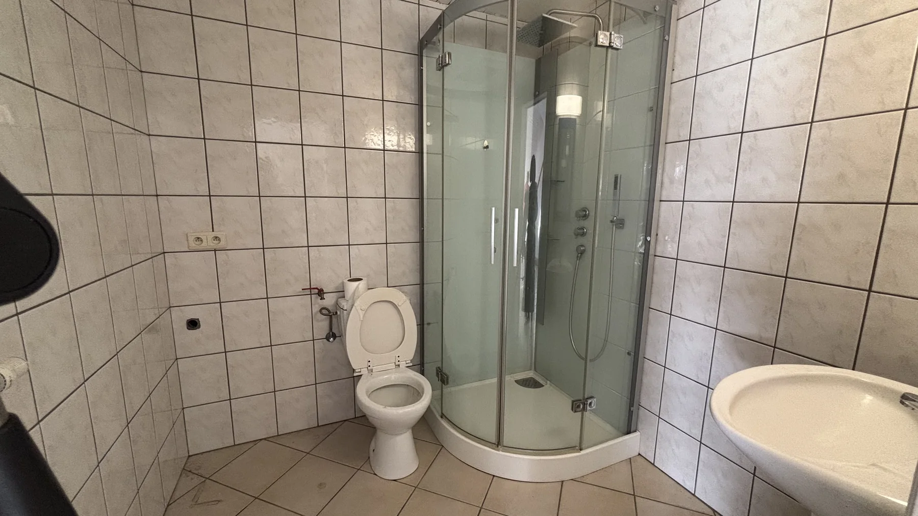 La salle d’eau avec douche
